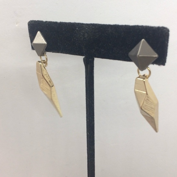 3/$30 NWT ACCESSORY CONCIERGE PYRAMID EARRING DANGLE GOLD TONE GEOMETRIC - Picture 11 of 11